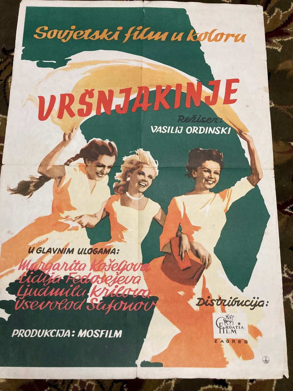 Сверстницы_3_чемодан.jpeg
