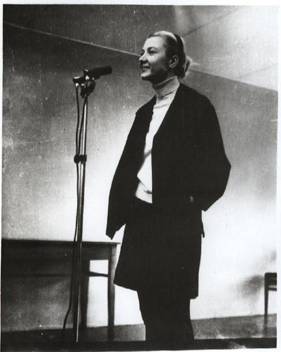 1970__006_019__январь_выступление_ТНТ_на_первом_часовом_заводе_Алла_Демидова.jpg