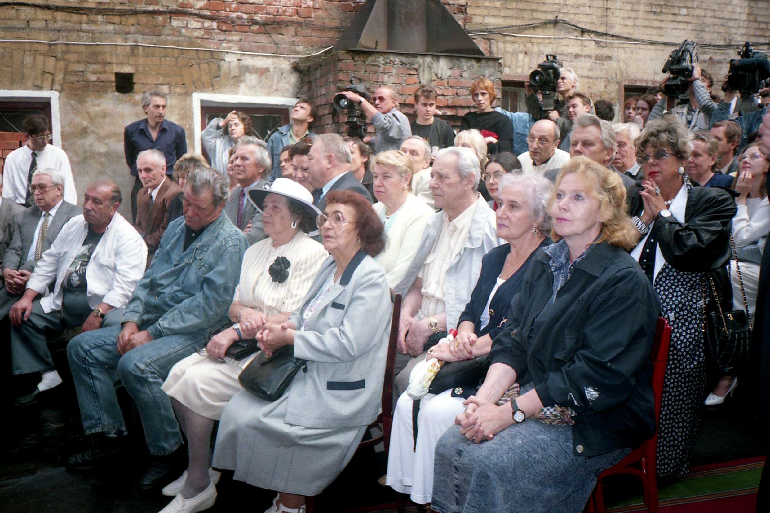 Во_дворике_ГКЦМ_ВВ__25.07.1996.jpg