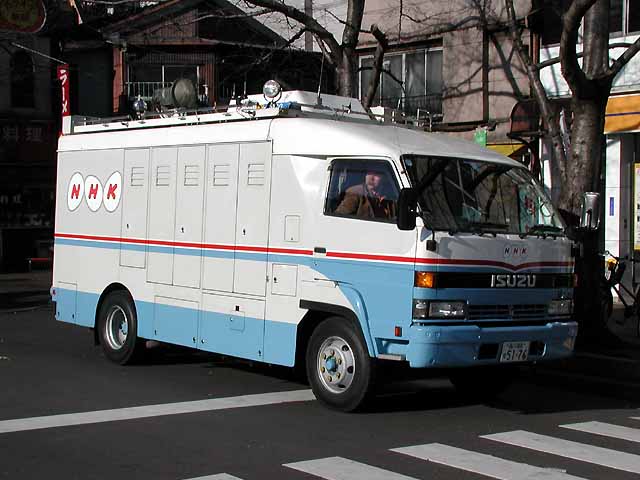Mashina_s_logotipom_Nippon_Hoso_Kyokai.jpg