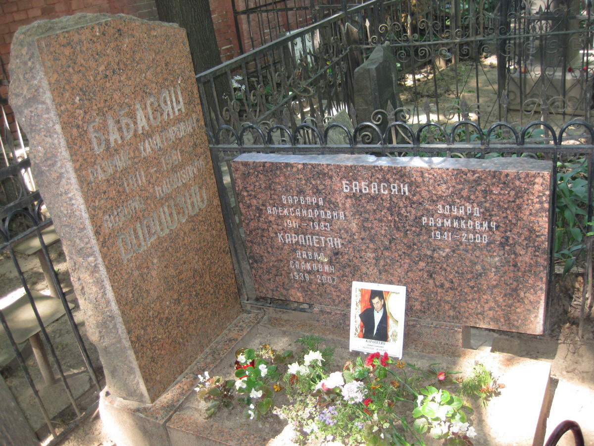 2008_Karapetian_mogila_Kharitonov.jpg