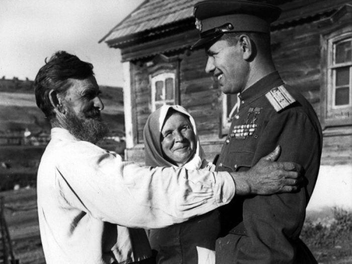 __8203___8203__Возвращение_с_фронта_летчика__дважды_Героя_Советского_Союза_Николая_Михайловича_Скоморохова__1920_1994_..jpg