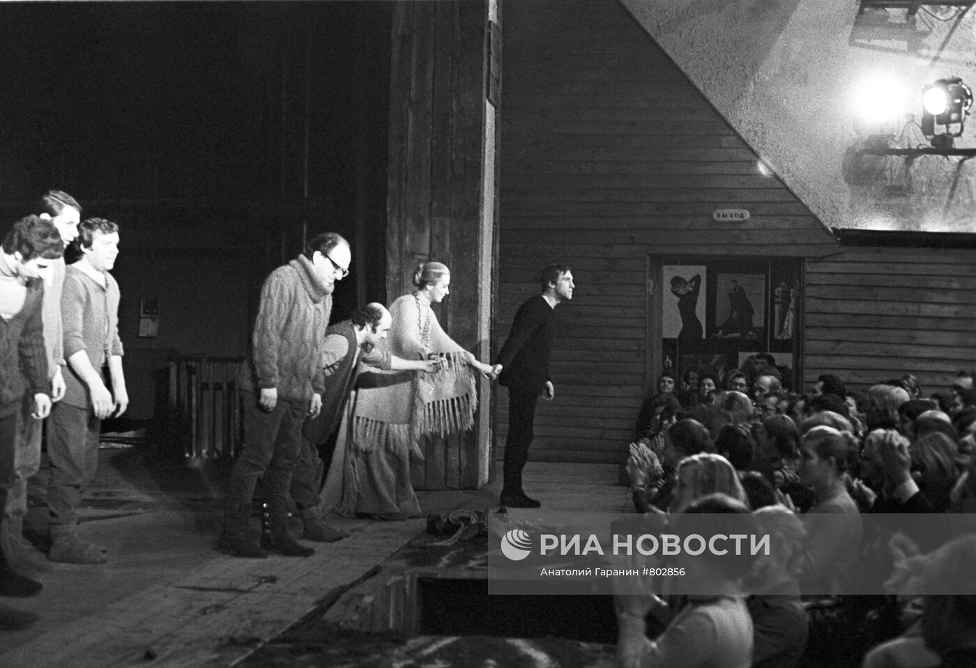 После_окончания_спектакля_Гамлет_Актеры_в_центре_слева_направо_Лев_Штейнрайх__Полоний___Рамзес_Джабраилов__Могильщик___Алла_Демидова__Гертруда__и_Владимир_Высоцкий__Гамлет_.jpg