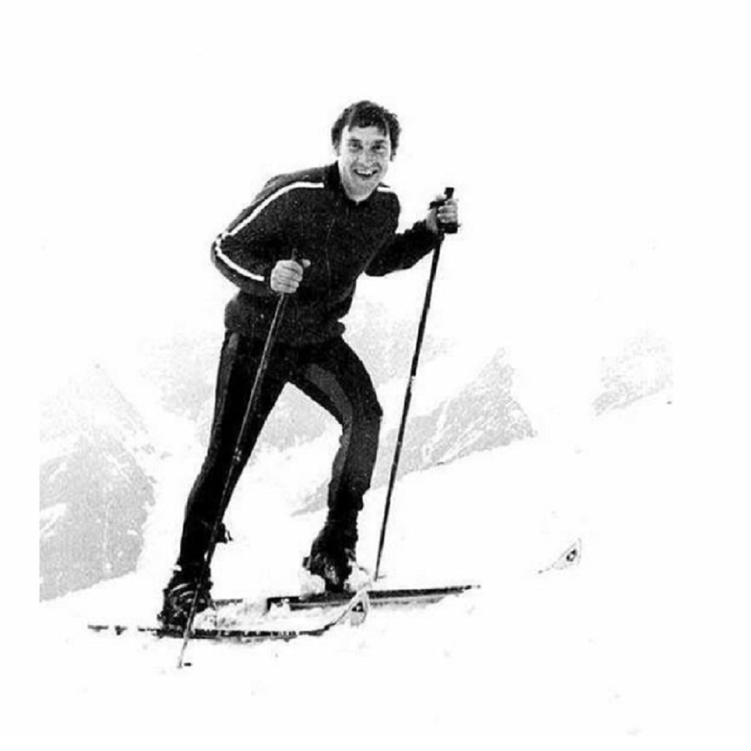 Владимир_Высоцкий_на_лыжах_в_Приэльбрусье__Кабардино_Балкария__1970.jpg