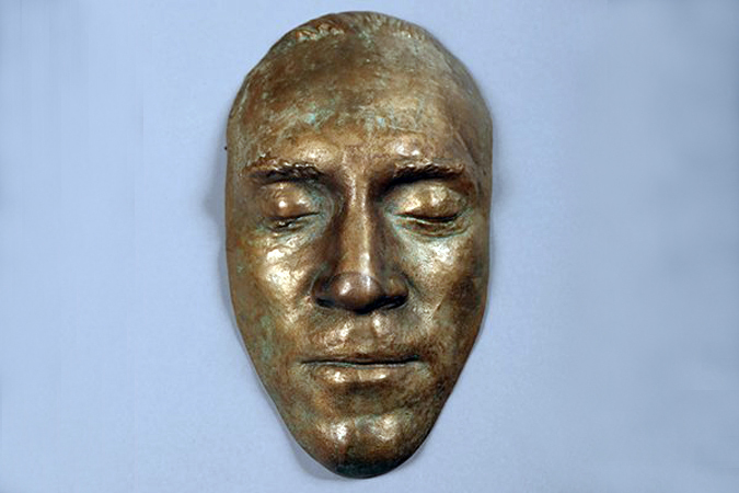 posmertnuyu_masku_vyisotskogo_otsenili_minimum_v_3.3947747.2015_11_18.jpg