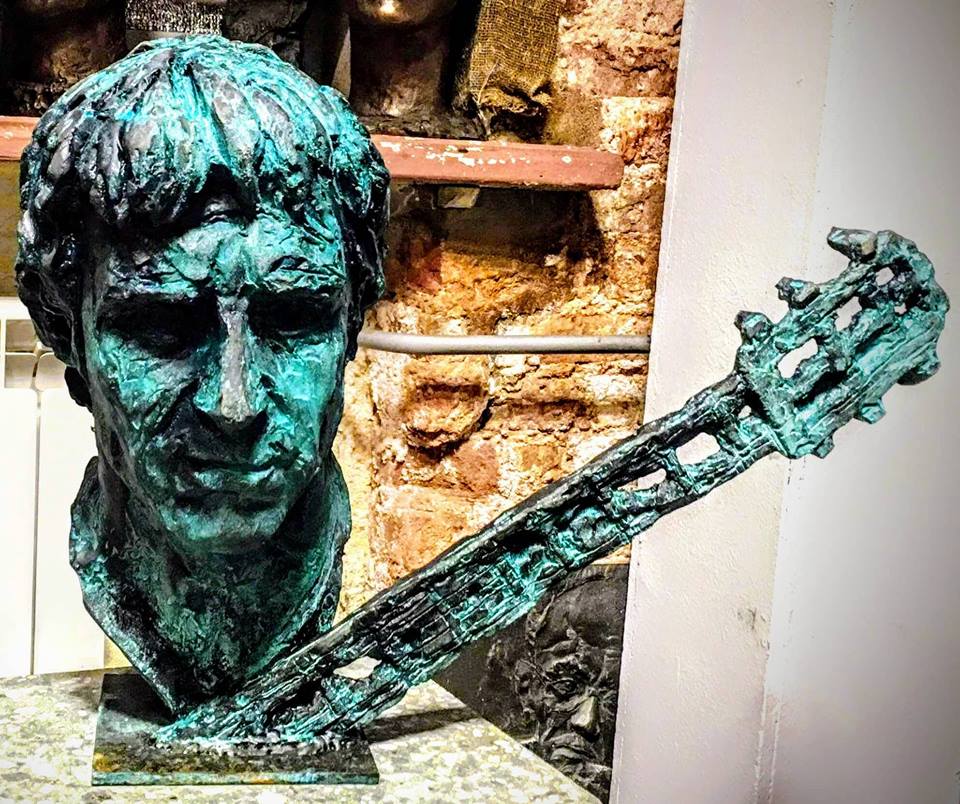 Памятник_В.Высоцкому_работы_скульптора_Григория_Потоцки._Двор_на_Кирилицата___гр.Плиска__Болгария_.jpg