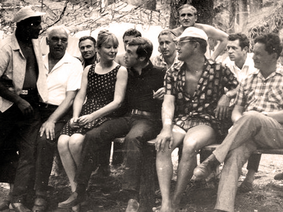 1969на_съемках_в_Новогрудском_районе._В_первом_ряду_крайний_слева___Виктор_ТУРОВ__в_центре___Марина_ВЛАДИ__Владимир_ВЫСОЦКИЙ__Алесь_АДАМОВИЧ.jpg