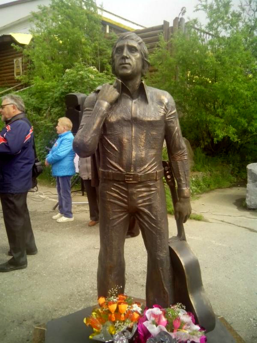 Памятник_В.Высоцкому__на_берегу_бухты_Нагаево.jpg