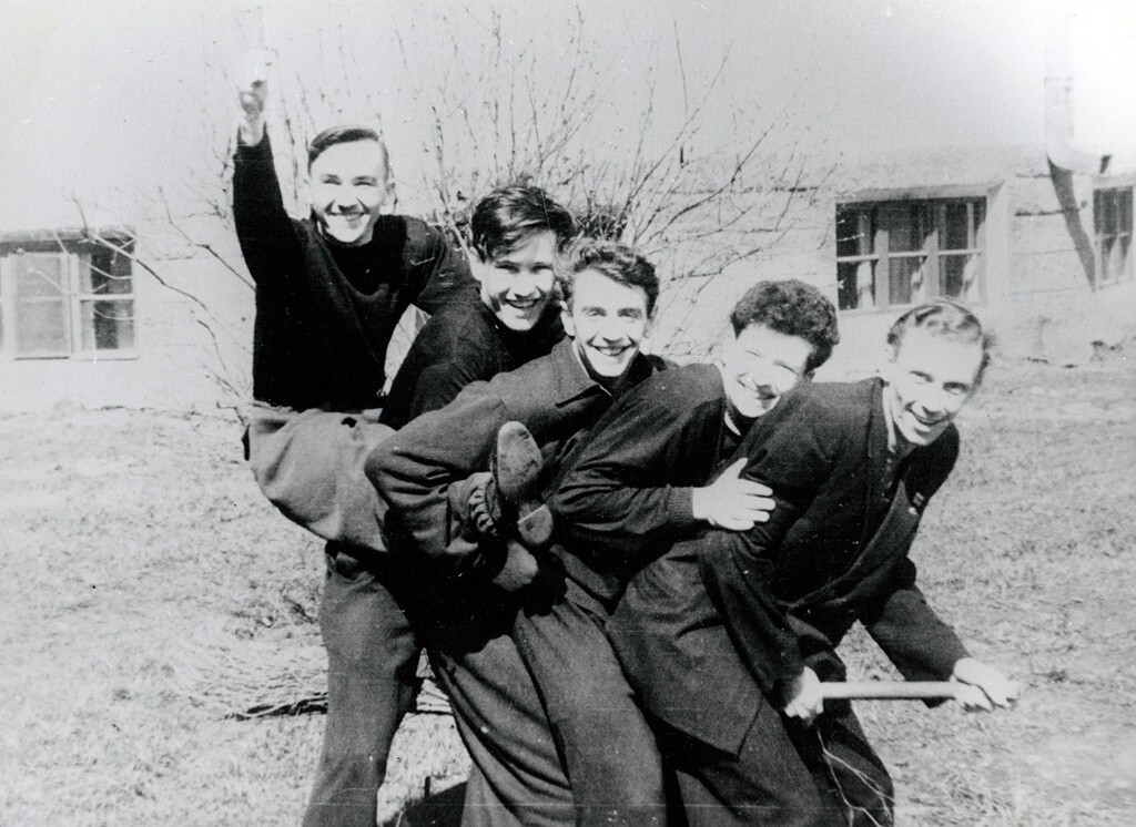 1953_Студент_Борис_Ельцин_с_товарищами_по_волейбольной_сборной_УПИ.jpg