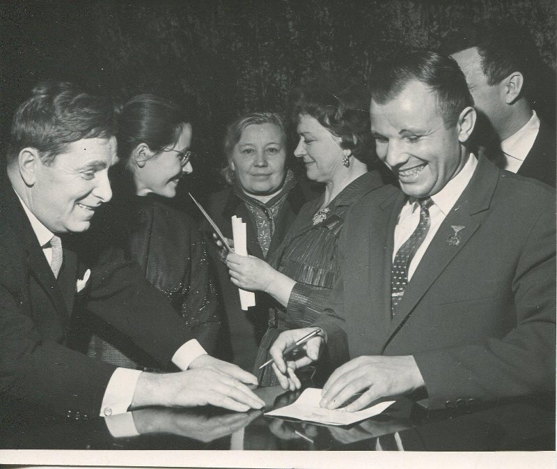 1979__050_009__1969_Гагарин_Ю.А.__Миронова_М.В.__Гагарина_В.И.__Белов_А.С..jpg