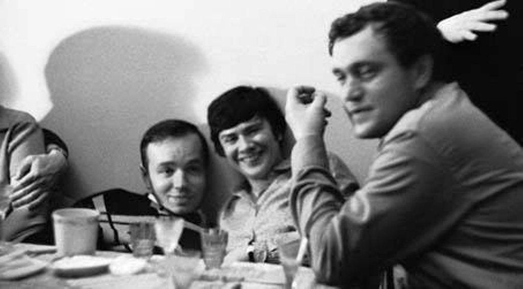 1967__002_010___На_дому_у_Вознесенского_c_Василием_Аксеновым__Фото___Г.Перьян__1_.jpg