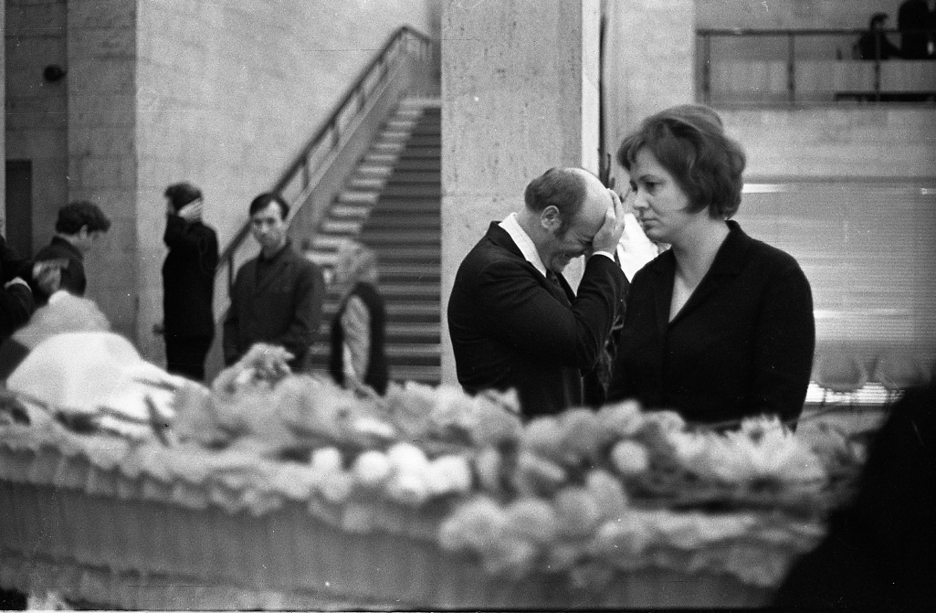 Куравлев_с_супругой_у_гр_Шукшина_7.19.74г_дом_кино.jpg