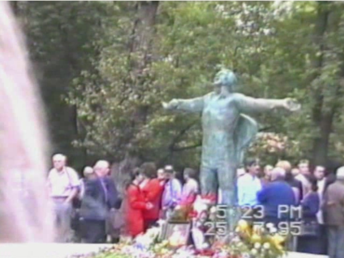 1995.07.25_Открытие_памятника_Высоцкому_в_Москве_у_Петровских_ворот_на_Страстном_бульваре.jpg