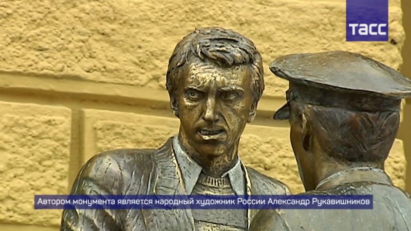 Жеглов_и_Шарапов_на_входе_в_МУР__Петровка__38_.jpg