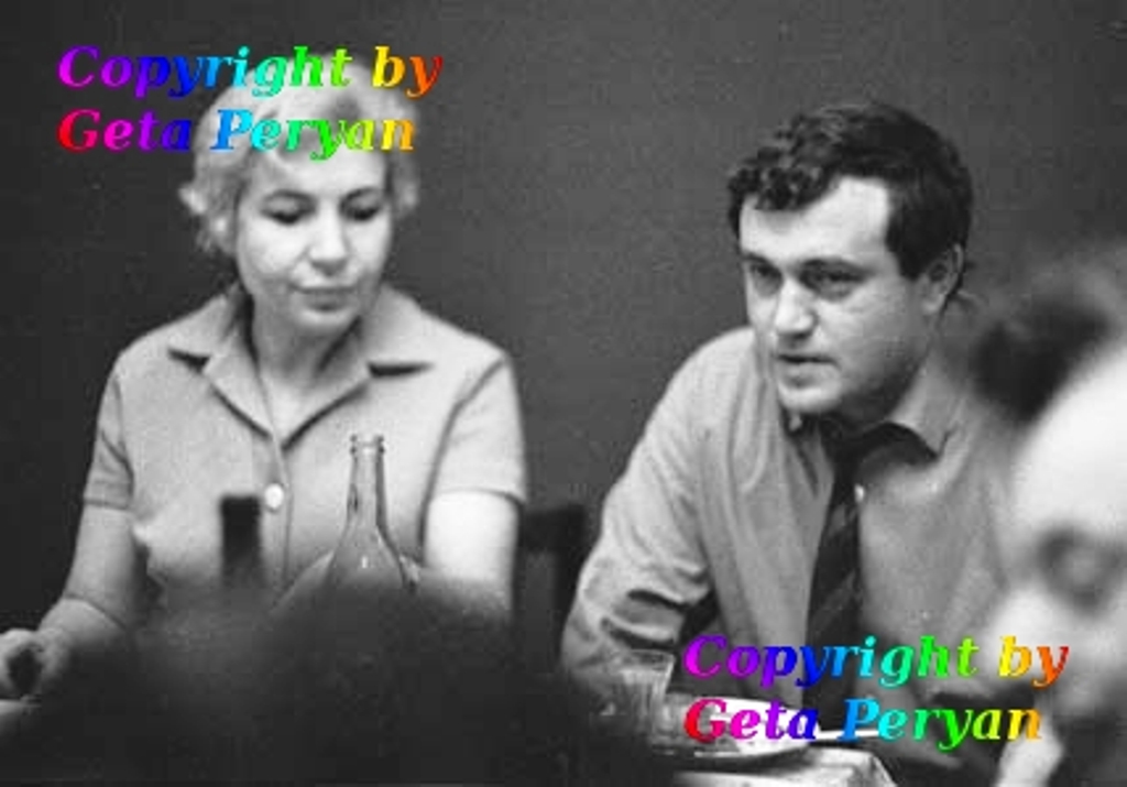 1967__002_011___На_дому_у_Вознесенского_c_Василием_Аксеновым__Фото___Г.Перьян.jpg