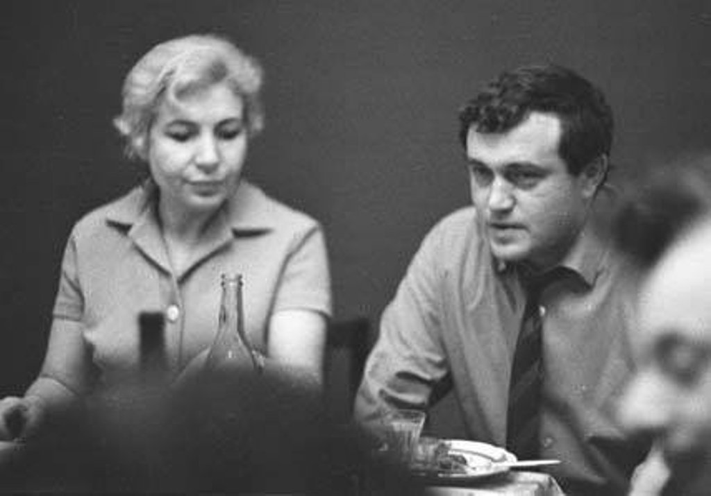 1967__002_011___На_дому_у_Вознесенского_c_Василием_Аксеновым__2__Фото___Г.Перьян.jpg