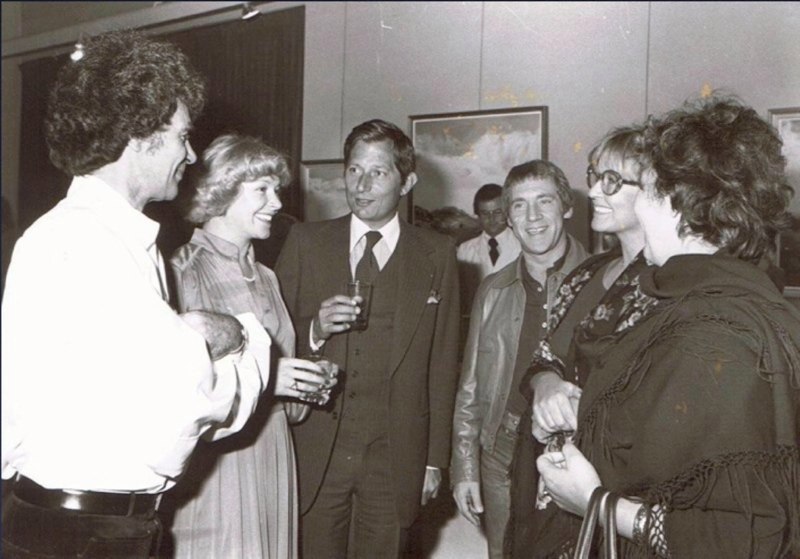 Avec_Jacques_Ourevitch__Vladimir_Volasky__Marina_Vlady_et_sa_soeur_1977.jpg
