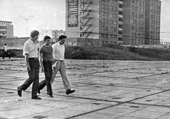 В_Набережных_Челнах___раннее_утро._Юрий_Смирнов__Владимир_Высоцкий_и_Борис_Глаголин._Июнь_1974_года.jpg